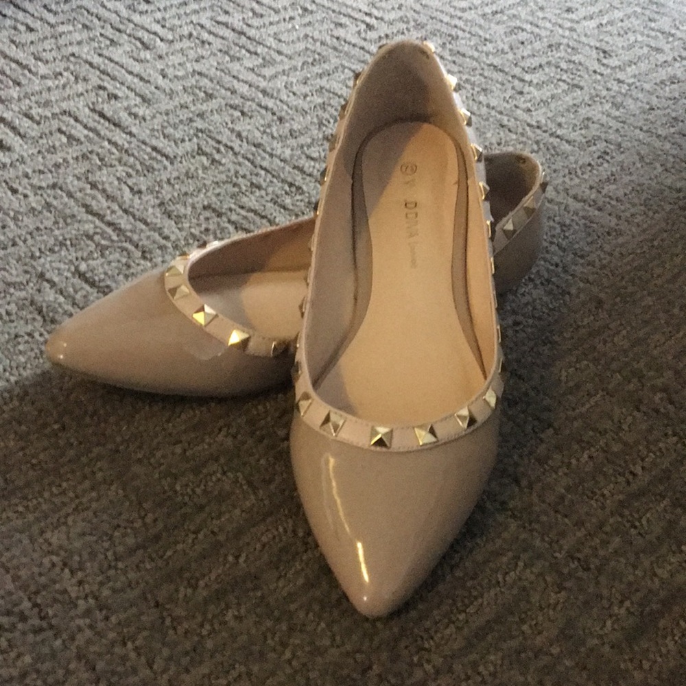 Nude flat with gold studs